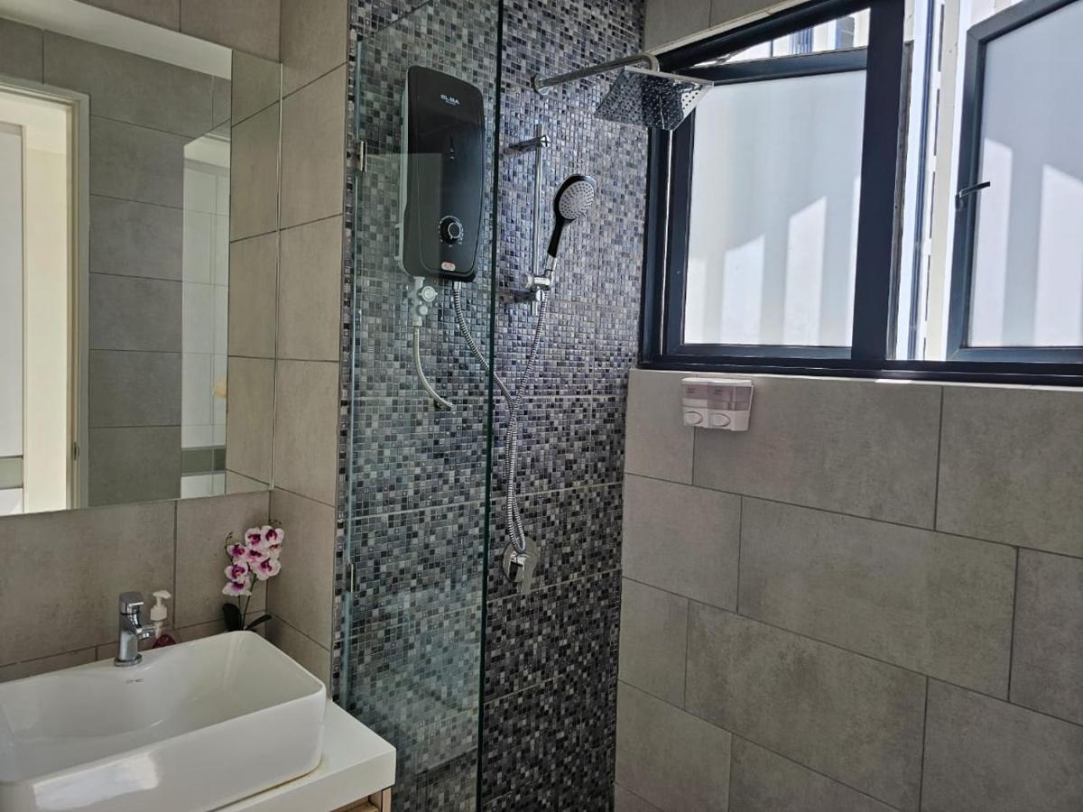 Seaview Suite@the Shore Figures